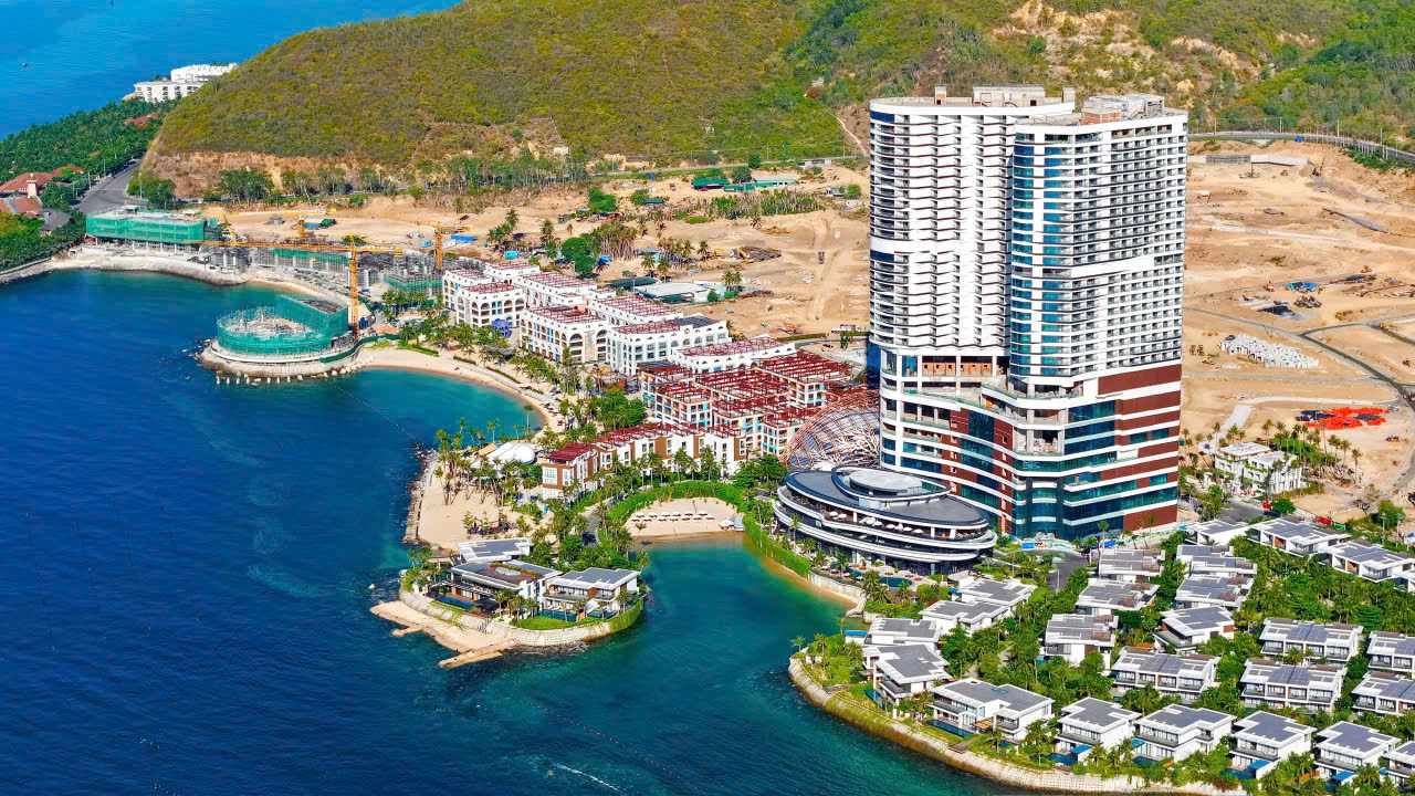 Flycam toàn cảnh Vega Alora Residences bên Vịnh Ngọc, Nha Trang